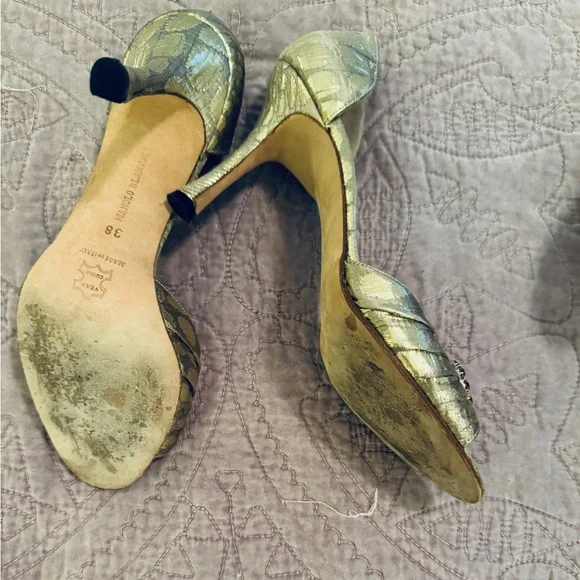 Manolo Blahnik Gold Heels Elegant Design - Picture 3 of 6